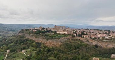 Orvieto İtalya 'nın havadan görünüşlü mimarisi. Bir dağın tepesindeki güzel evler. Eski sokakların olduğu doğa manzarası. Yüksek kalite 4k görüntü