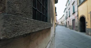 Mimari şehir manzarası Civita di Bagnoregio İtalya. Eski şehirlerin güzel sokaklarında eski evler ve taş duvarlar var. Yüksek kalite 4k görüntü