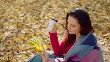 Sonbaharda Sarılmış: Hoş Bir Kadın Gibi Huzurlu Anlar Sıcak Çayı Sonbaharın Canlı Örtüsü Ortasında Diler. Yüksek kalite 4k görüntü