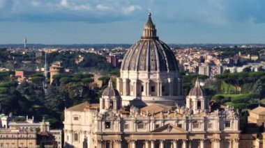 St. Peters Katedrali 'nin havadan görünüşü, Roma, İtalya. Vatikan 'ın merkezinde antik mimarisi olan güzel bir katedral Katolik Hristiyanların mabedidir. Yüksek kalite 4k görüntü