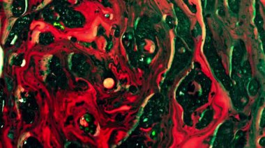 Arkaplan video soyut dokusu yeşil ve turuncu ve kırmızı renkleri karıştırıyor. Yavaş çekim resim videosu. Yüksek kalite 4k görüntü