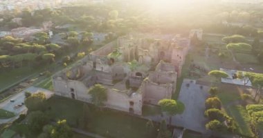 Hava manzaralı Terme di Caracalla, Roma, İtalya. Avrupa kültürünün merkezinde, günbatımında taş duvarlı antik kalıntılar. Yüksek kalite 4k görüntü