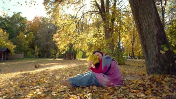 Gelukkige Glimlachende Vrouw Picknick Het Herfstpark Het Meisje Zet Zichzelf — Stockvideo