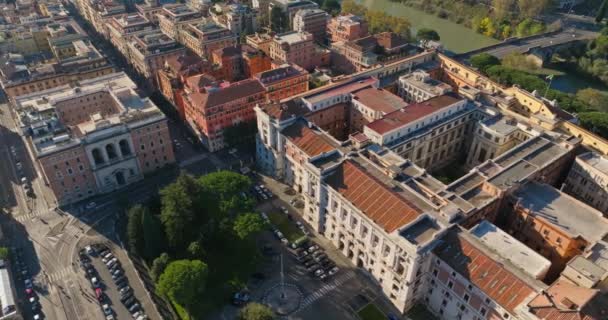 イタリアのローマの街並みの空想的な眺め 古い家や狭い通りを持つ街の建築上のフライトの視点 高品質の4K映像 — ストック動画