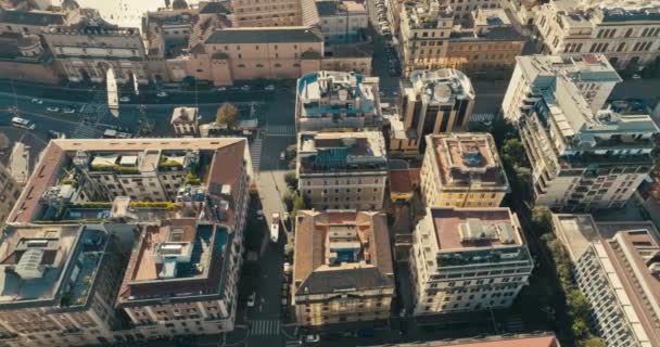 イタリアのローマの街並みの空想的な眺め 鳥は美しい建築とヨーロッパの観光センターを持つ首都の通りや地区のパノラマを見ます 高品質4Kについて — ストック動画