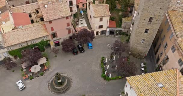 ヴィテルボ イタリアの空中ビューアーキテクチャーの街並み 古い通りと自然の風景の山の上に美しい家 高品質の4K映像 — ストック動画