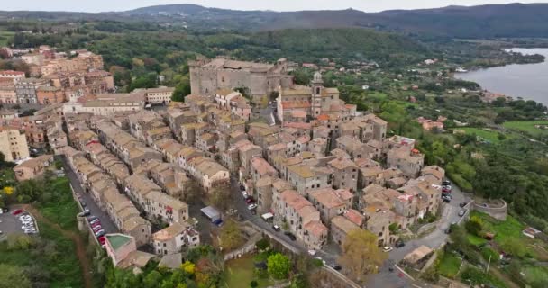 从空中俯瞰意大利布拉西亚诺山顶上的村庄风景 古街和老房子的美丽的城市景观 高质量的4K镜头 — 图库视频影像
