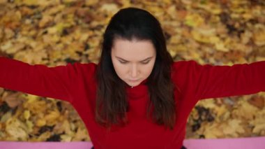 Sonbahar Fısıltıları: Vibrant Park 'ta Yoga yoluyla Doğayla Uyum' u Kucaklamak. Yüksek kalite 4k görüntü