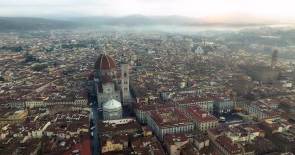 イタリアのフィレンツェの街並みを眺める ヨーロッパの観光と歴史的な都市の中心にある美しいバシリカと大聖堂 高品質の4K映像 — ストック動画