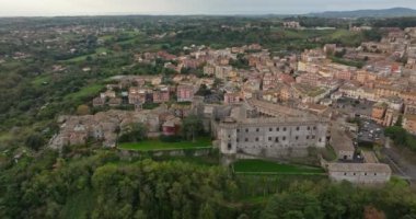 Hava sükuneti: İtalya 'nın Bracciano kentindeki Castello Orsini-Odescalchi' nin nefes kesici tarihi mimarisine Lakeside Cityscape 'in geniş görüşleriyle daldırmak. Yüksek kalite 4k görüntü
