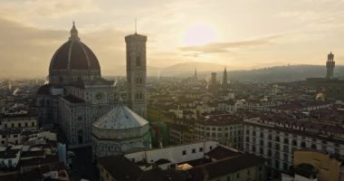 Floransa 'da Hava Şiiri: La Cattedrale di Santa Maria del Fiore' de Büyüleyici Bale, Zamansız Şehir Görkemi ve Mimari Mucizeleri 'ni gözler önüne seriyor. Yüksek kalite 4k görüntü