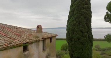 İtalya 'daki Braccianos Sarayı' nı ve Lakeside Köyü 'nü keşfetmek - Dağların Panoramik Manzarası, Eski Binalar ve Doğa. Yüksek kalite 4k görüntü