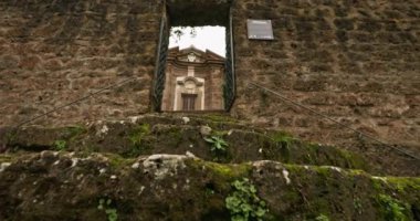 Eski katedralin girişindeki merdivenler eski yosunlarla kaplı. Çan kulesi ve kilisenin kapısı Sutri, İtalya 'da güzel bir tarihi binadır. Yüksek kalite 4k görüntü