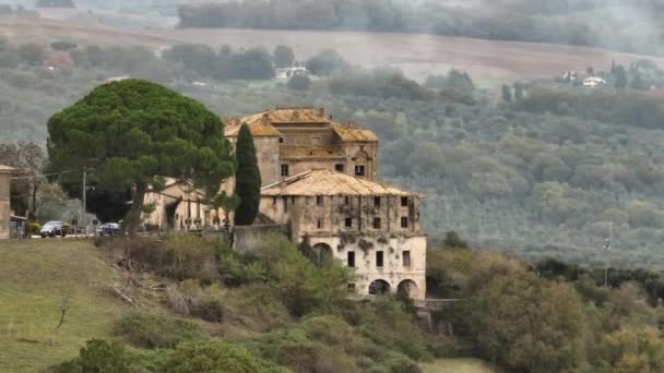 レイクサイドの不思議 ブラキシオス宮殿と村 イタリア 山と歴史的建築の絵画の景色 高品質の4K映像 — ストック動画
