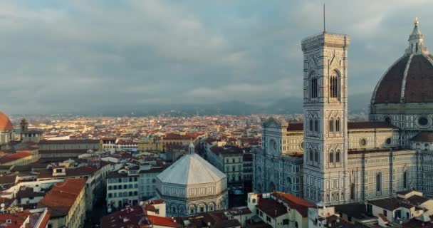 イタリアのサンタ マリア フィオーレ大聖堂のシティスケープ フローレンス大聖堂 ヨーロッパの都市の中心部にある観光史跡の美しい建築物です 高品質の4K映像 — ストック動画