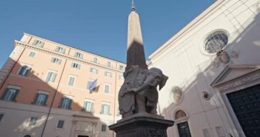 Şehir meydanı, Minerva meydanı, Piazza della Minerva Roma. Tarihi bir turist kasabasının güzel antik mimarisi. Yüksek kalite 4k görüntü