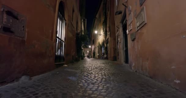 ローマ イタリアの夜の街並み 都市ランタンの都市景観 夜の観光客の散歩の歴史的な中心部に古い家 高品質の4K映像 — ストック動画