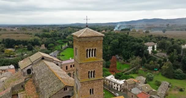 イタリアの街並みを眺める イベリア半島の小さな町の中心にある古代大聖堂の古代ベルフリーの風景 高品質の4K映像 — ストック動画