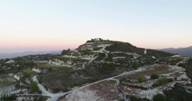 Terroir Senfonisi: Lush Hillside Hasatının Üzerindeki Sinema Uçuşu, Üzüm bağlarının Büyüsünü Ortaya Çıkarma ve Görkemli Dağ Ortasında Şarap Yapımı. Yüksek kalite 4k görüntü
