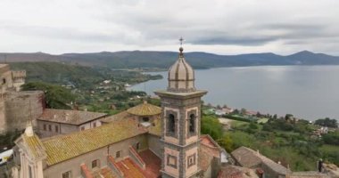 Görkemli Tepeler: Braccianos Katedrali ve Çan Kulesi 'nin Havadan Keşfi, İtalya - Dağlar ve Göller Arasında Bir Resim Townscape. Yüksek kalite 4k görüntü