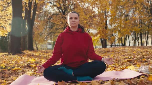 Жінка Медитує Позі Будди Осінньому Парку Дівчина Активним Способом Життя — стокове відео