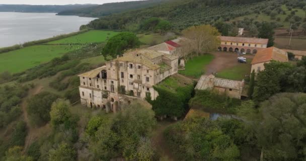 空中景观布拉西亚诺意大利 一座美丽的古城堡 坐落在一座靠近湖泊的山顶上 有着美丽的自然景观 高质量的4K镜头 — 图库视频影像