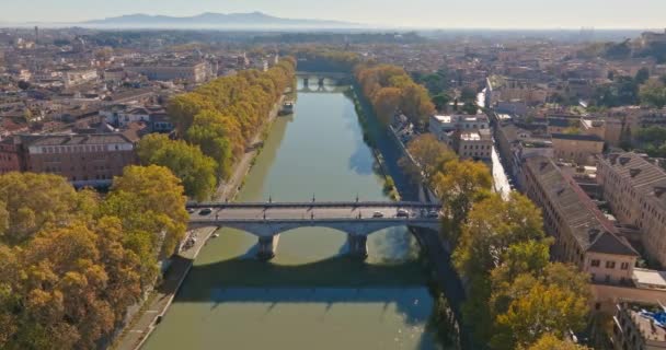 イタリアのローマのTiber川との都市の街並みの空想的な眺め 首都は 古代建築を持つヨーロッパの文化的 観光的な都市である川の2つの銀行にあります 高品質4Kについて — ストック動画