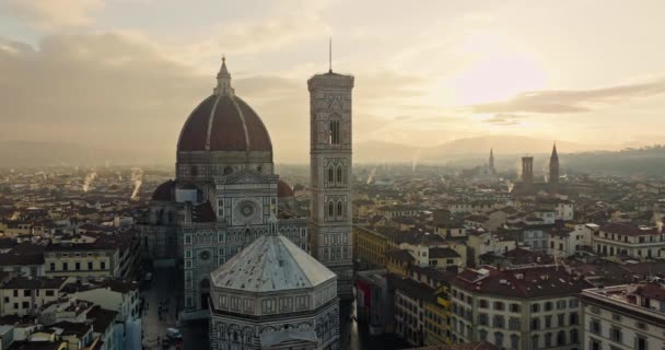 サンセット フィレンツェ イタリアの空中風景 サンタ マリア フィオーレ大聖堂の美しい建築物は 太陽の光の光の中でヨーロッパの観光都市の中心部にあります 高品質4Kについて — ストック動画
