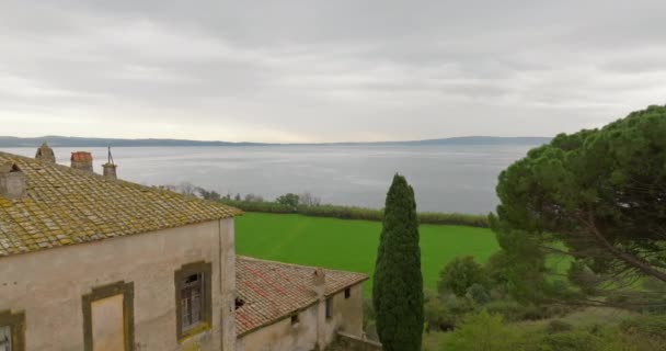 Lakeside Elegance Aerial Perspektywy Braccianos Palace Village Włochy Panorama Malowniczych — Wideo stockowe