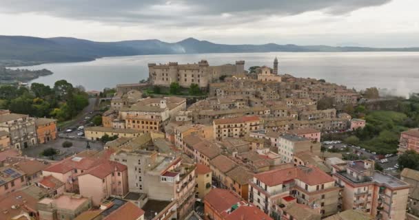 エアリアル スプレンダー イタリアのブラッチャーノの美しい街並みを探検する 歴史的建造物 湖畔の要塞の写真 高品質の4K映像 — ストック動画