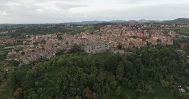 空中セレニティ イタリアのブラチアーノにあるカステッロ オルシニ オデスカルチの歴史的美しさを探検する 高品質の4K映像 — ストック動画