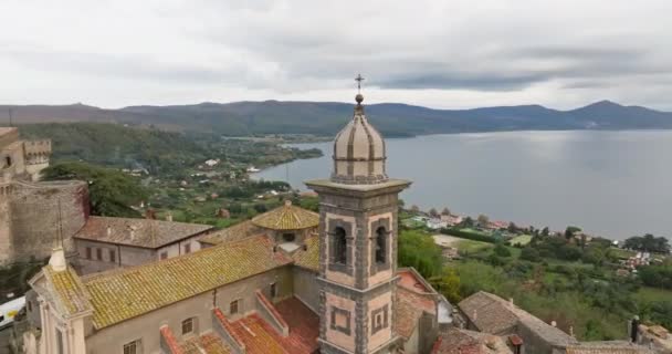壮观的高地 空中探险的布拉西诺主教座堂和钟楼 意大利 一个风景如画的城市景观雀巢的山脉和湖泊 高质量的4K镜头 — 图库视频影像