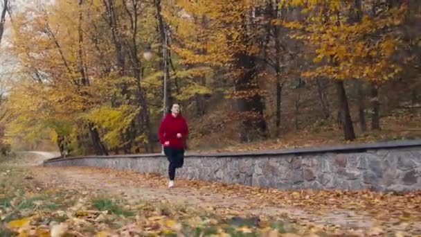 Gruba Kobieta Biegająca Jesiennym Parku Aktywny Tryb Życia Spalanie Kalorii — Wideo stockowe