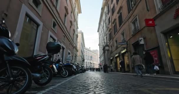 Romes City Buzz Historiska Gator Turistattraktioner Road Traffic Och Whir — Stockvideo