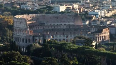 Roma Kolezyumu 'nun Kuşbakışı Görünümü: Tarihi Mimarinin Havadan Keşfi ve Turist Sokakları. Yüksek kalite 4k görüntü
