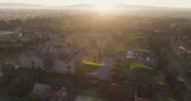 Hava manzaralı Terme di Caracalla, Roma, İtalya. Günbatımında antik Roma harabeleri. Yüksek kalite 4k görüntü