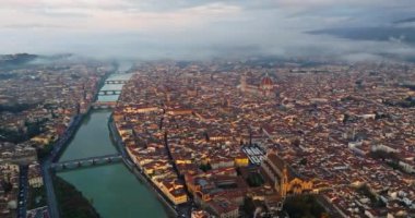 Floransa 'daki Drone Delight: Akan Arno Nehri üzerindeki Büyüleyici Hava Turu, Romantik Köprüler ve Resimli Avrupa Geçitleri' ni aydınlatıyor. Yüksek kalite 4k görüntü