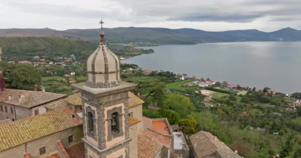 空中奇迹 展示意大利贝尔塔的布拉西诺主教座堂 环绕着山脉和湖泊的欧洲游客天堂的历史建筑 高质量的4K镜头 — 图库视频影像