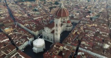 Rönesans Mücevheri 'nin üstünde Florences La Cattedrale di Santa Maria del Fiore ve Charming Caddeleri' nin Aerial Reverie 'si var. Yüksek kalite 4k görüntü