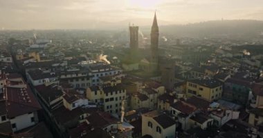 Tower Tranquility: Bir Günbatımının Huzurlu Ortamı ile çevrelenmiş, Florences Torre della Castagna 'nın Açılış Panoramik Hava Panoraması Sıcak ve Serene Parıltısı Altında Tarihi Şehir Manzarası