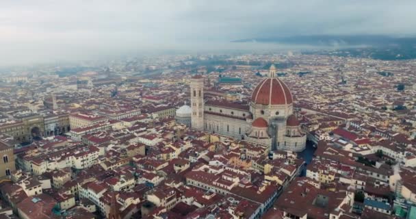 意大利花的圣母玛利亚佛罗伦萨大教堂的空中景观 这座美丽的教堂建筑坐落在旅游历史城市的中心 高质量的4K镜头 — 图库视频影像