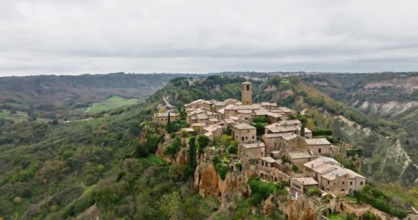 シビタ バグノレジオ イタリア 古代建築の山の上の岩の上にある古代の村 高品質の4K映像 — ストック動画