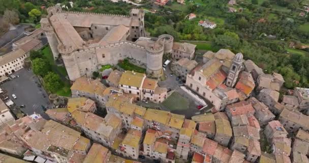 Bracciano意大利城堡的空中景观 从城市结构的顶部看 古城堡在古城美丽的风景中 高质量的4K镜头 — 图库视频影像