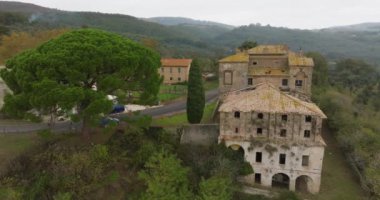 Bracciano Bliss: Lakeside Sarayı ve Köyü 'nün Havadan Bakışı - Dağların Huzurlu Panoraması, Eski Binalar ve Doğal Manzara. Yüksek kalite 4k görüntü