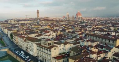 Drone Delight: Florences City ve Picturesque European Alleyways 'in büyüleyici hava manzarası. Yüksek kalite 4k görüntü