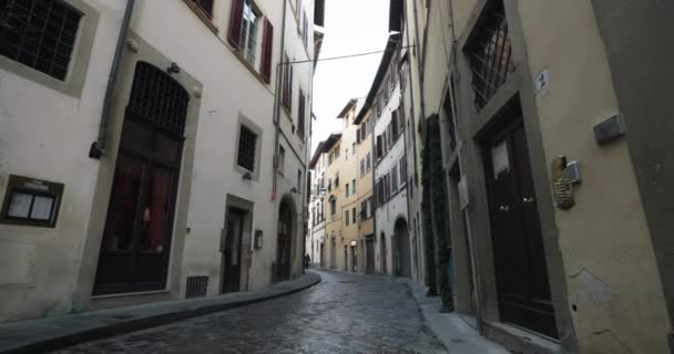 ヨーロッパのロマンスが明らかにした イタリアのフィレンツェの歴史的な通りを通るメッセージングの旅 高品質の4K映像 — ストック動画