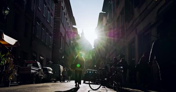 Silhouette Una Donna Che Cammina Vie Turistiche Della Vecchia Firenze — Video Stock