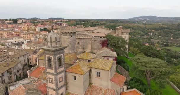 在魅力之上 空中俯瞰布拉西诺主教座堂和钟楼 意大利 湖泊和欧洲旅游胜地 高质量的4K镜头 — 图库视频影像