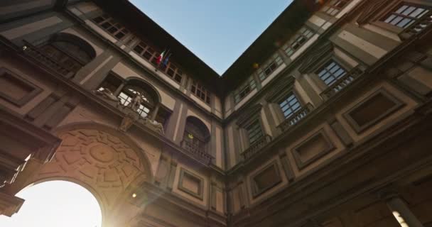 週末のエスケープ イタリアのフィレンツェで歴史的なコートヤードのロマンチックなチャームを発見 高品質の4K映像 — ストック動画