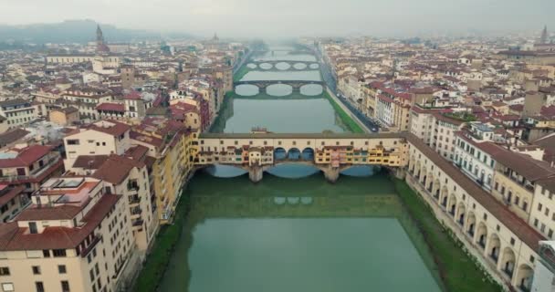 Spokój Powietrzny Obejmujący Architektoniczne Cuda Florencji Wzdłuż Rzeki Arno Zapierającymi — Wideo stockowe